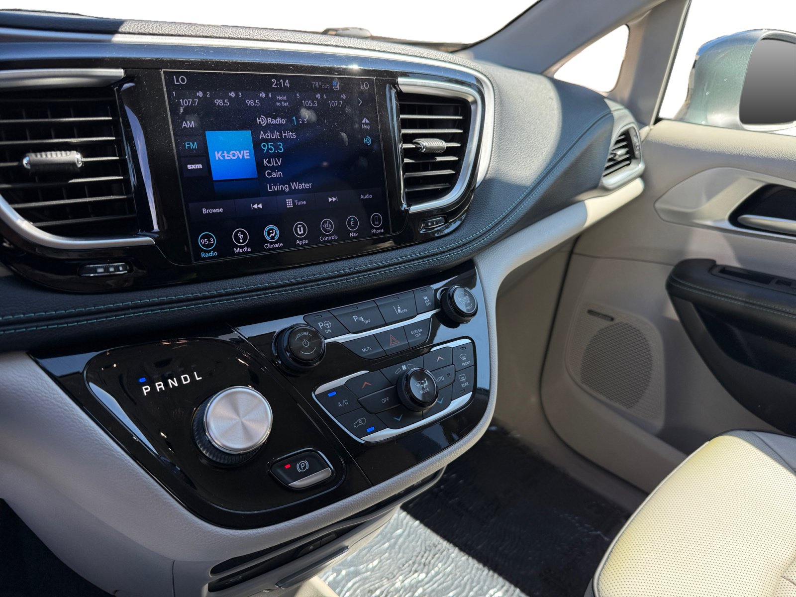 Used 2018 Chrysler Pacifica Limited w/ Advanced Safetytec Group FWD image 12