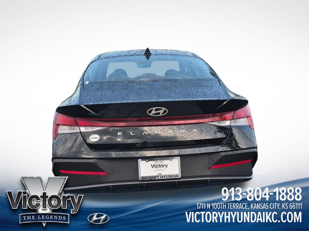 Used 2025 Hyundai Elantra SE FWD image 4