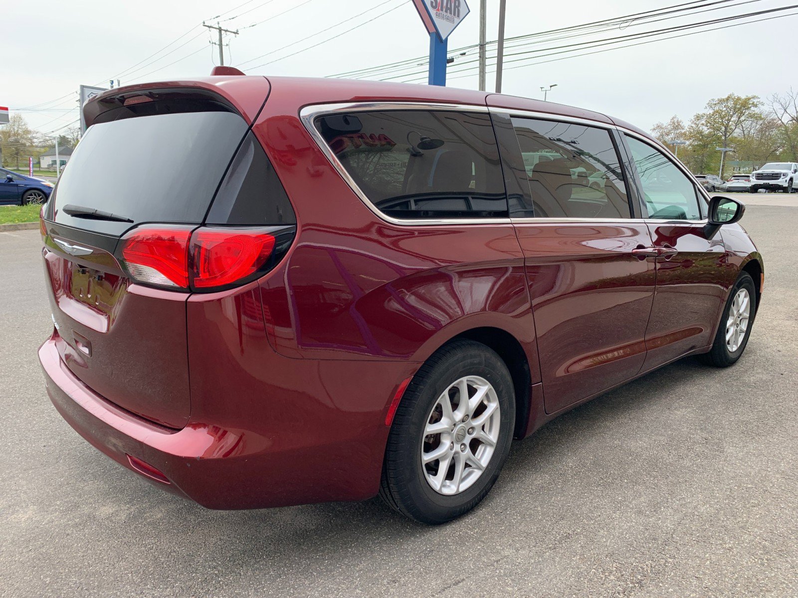 Used 2017 Chrysler Pacifica Touring FWD image 4