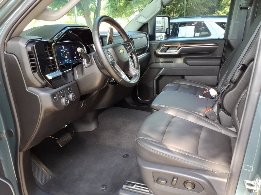 Used 2026 Chevrolet Silverado 2500 LT w/ Leather Package AWD/4WD image 9