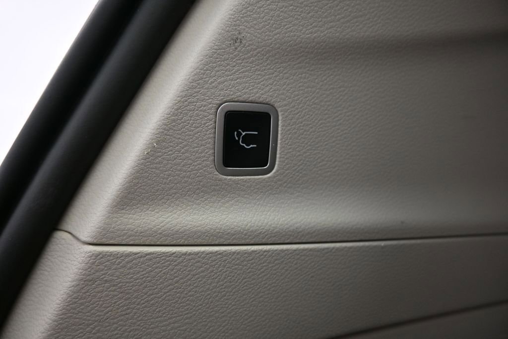 Used 2023 Chrysler Voyager LX FWD image 25
