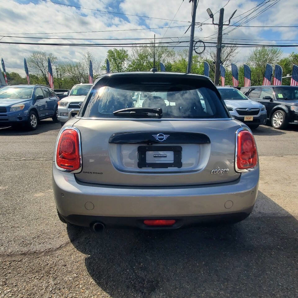 Used 2019 MINI Cooper 4-Door Hardtop image 4