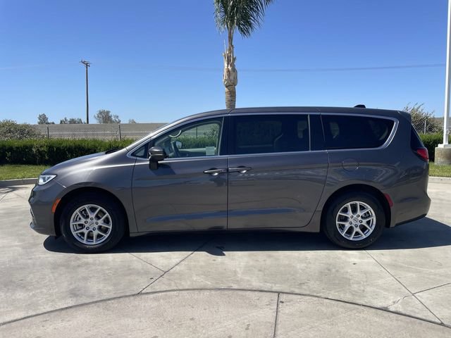 Used 2023 Chrysler Pacifica Touring-L FWD image 5
