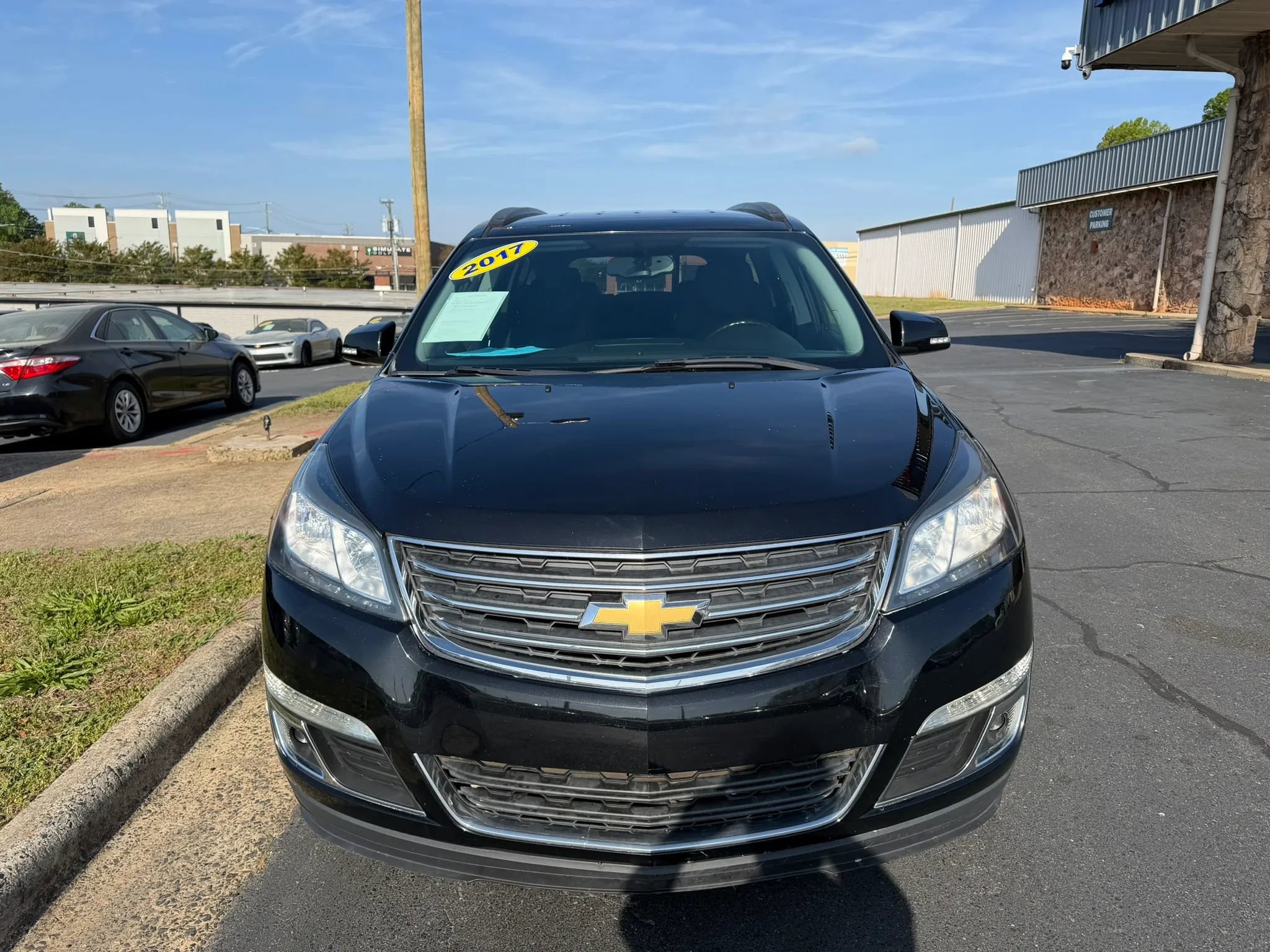 Used 2017 Chevrolet Traverse LT w/ Style and Technology Package FWD image 2