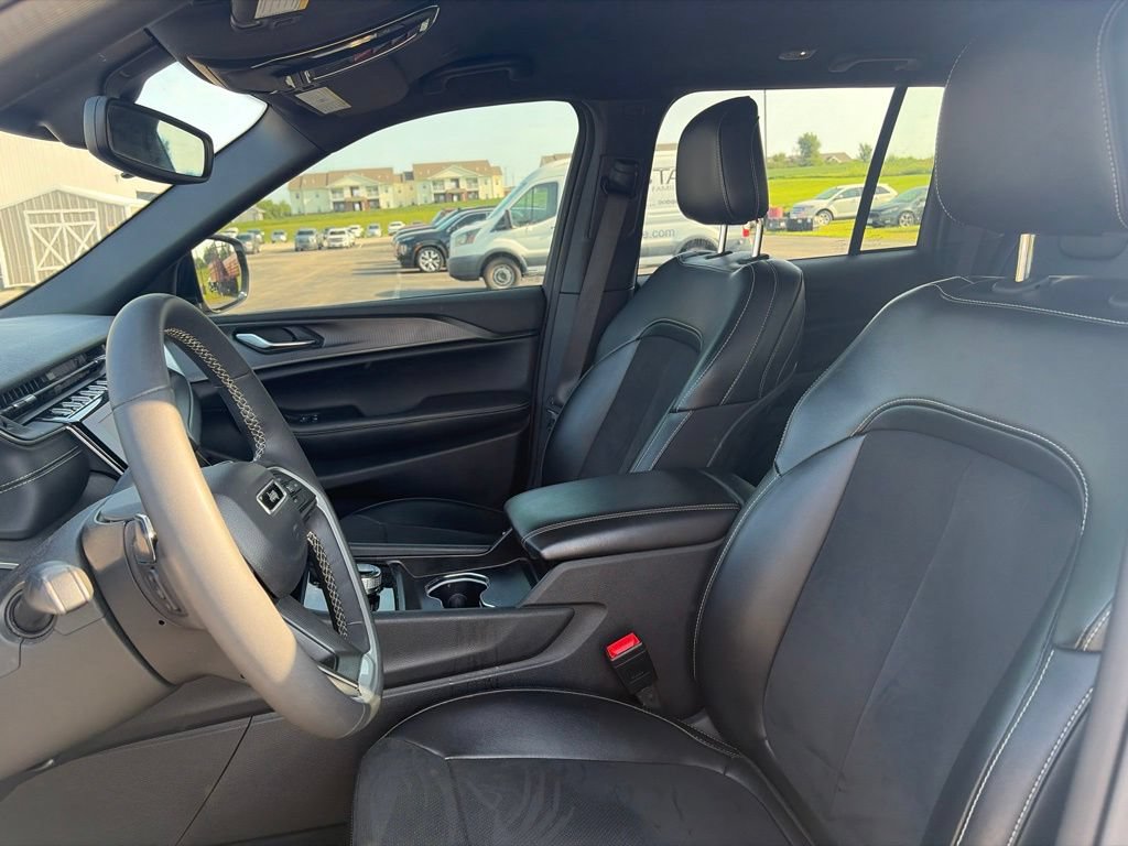 Used 2024 Jeep Grand Cherokee Altitude AWD/4WD image 5