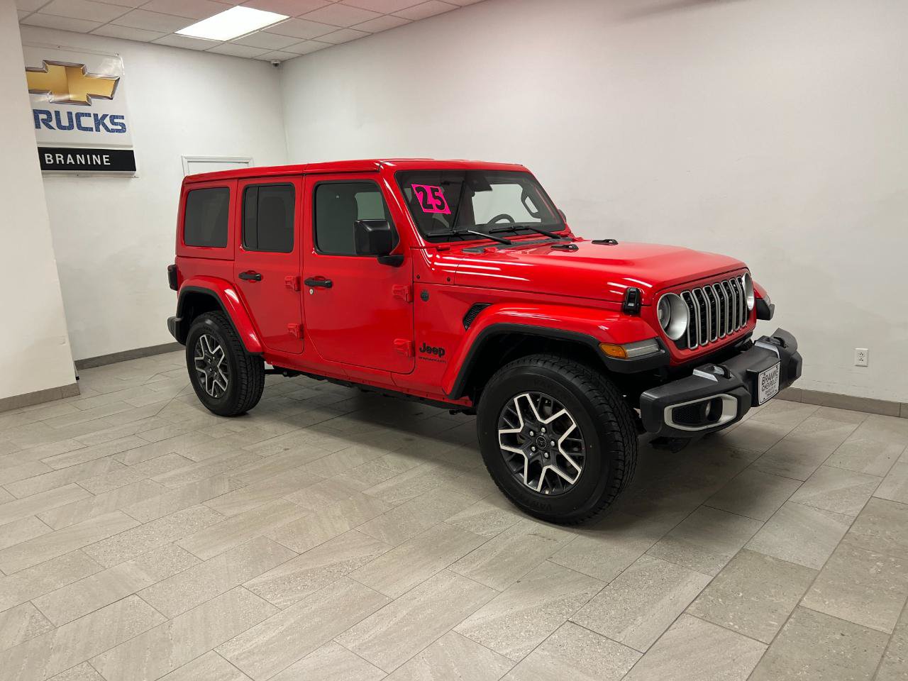 Used 2025 Jeep Wrangler Unlimited Sahara AWD/4WD image 5