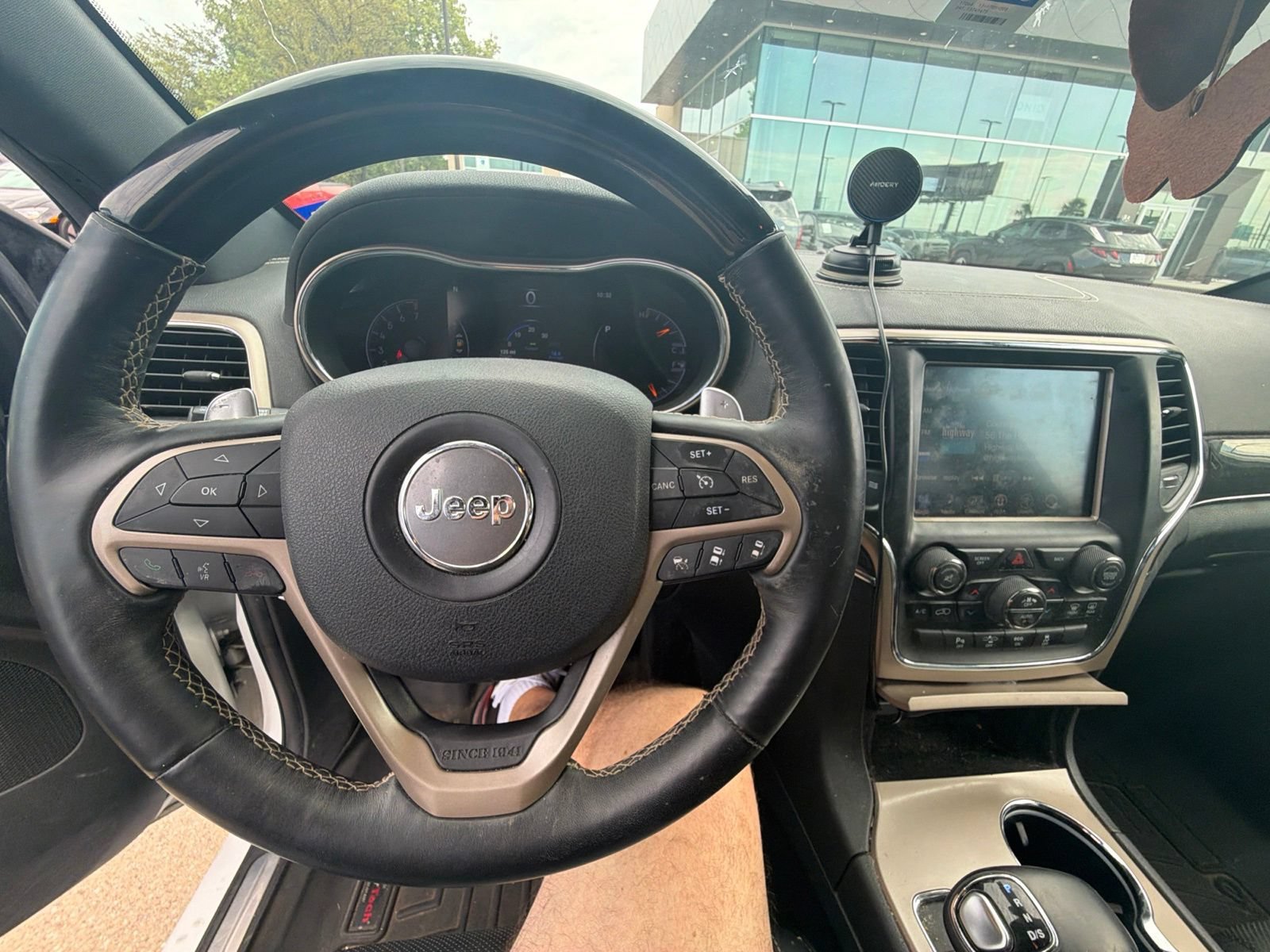 Used 2015 Jeep Grand Cherokee Overland w/ Advanced Technology Group RWD image 10