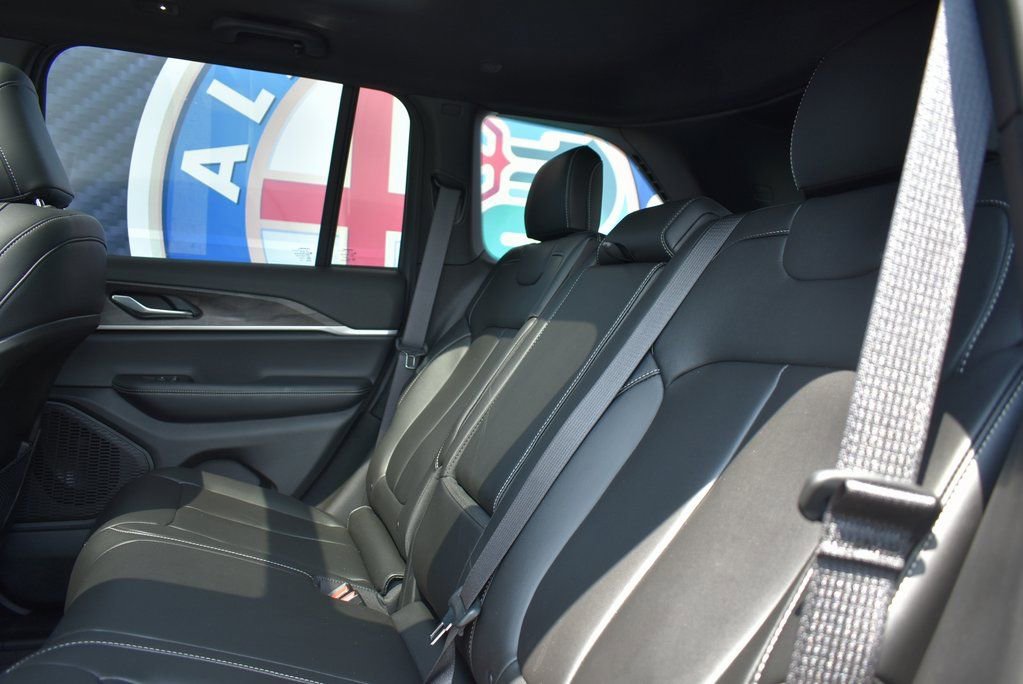 Used 2025 Jeep Grand Cherokee Limited w/ Black Appearance Package image 53