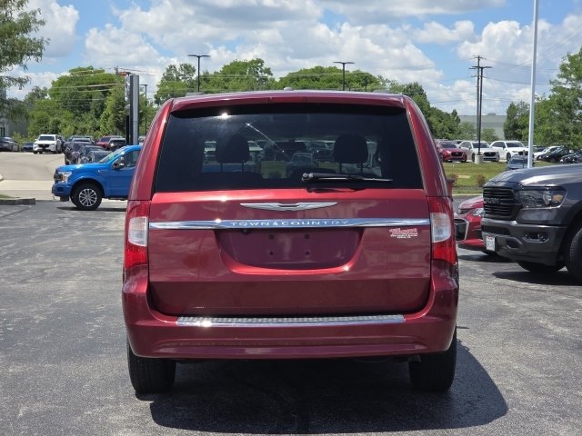 Used 2015 Chrysler Town & Country Touring w/ Driver Convenience Group FWD image 10
