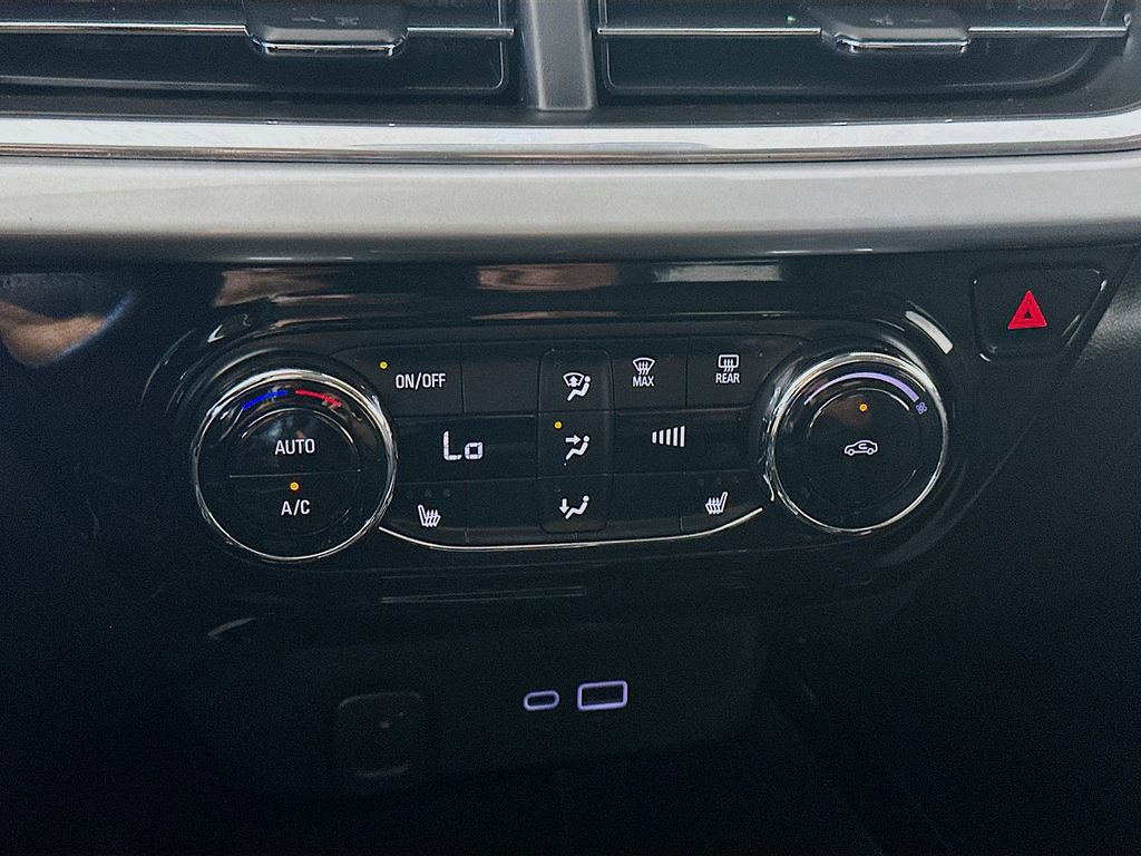 Used 2024 Chevrolet Trax LT w/ LT Convenience Package FWD image 18