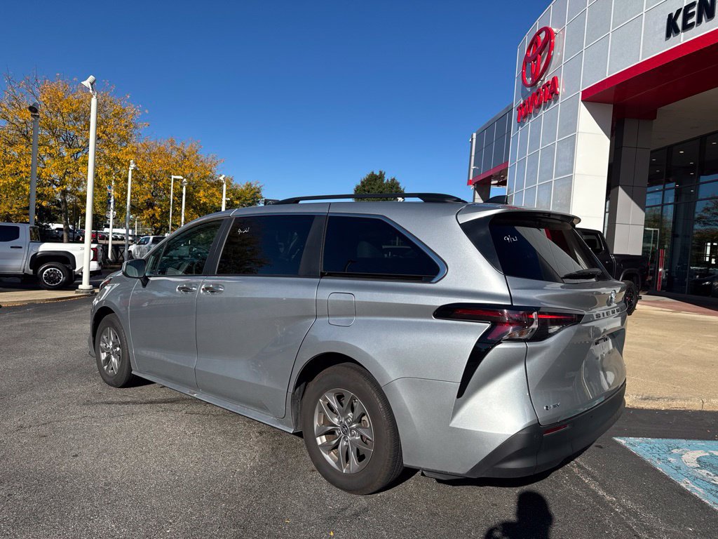 Used 2025 Toyota Sienna XLE FWD image 3