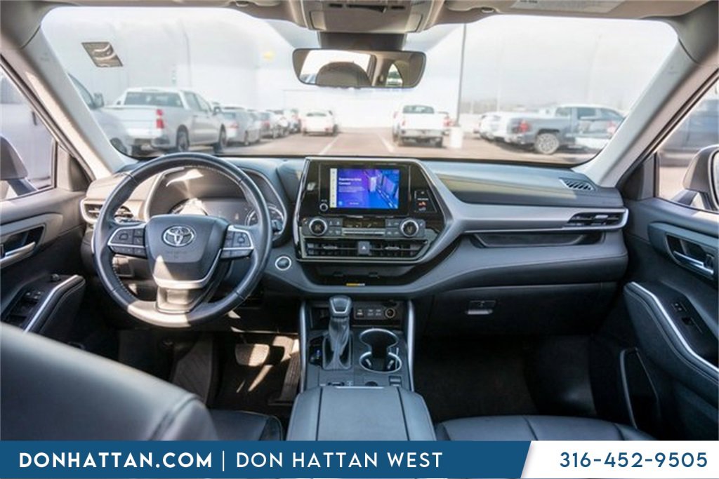 Used 2024 Toyota Highlander XLE image 3