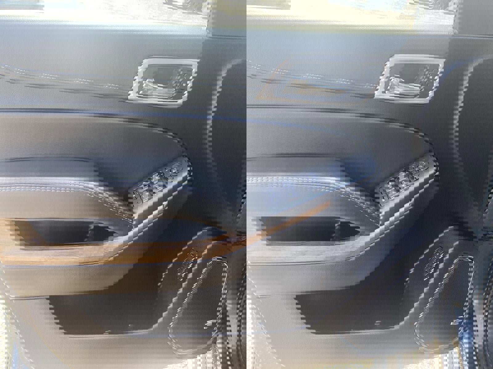 Used 2020 GMC Yukon Denali w/ Denali Premium Package image 24