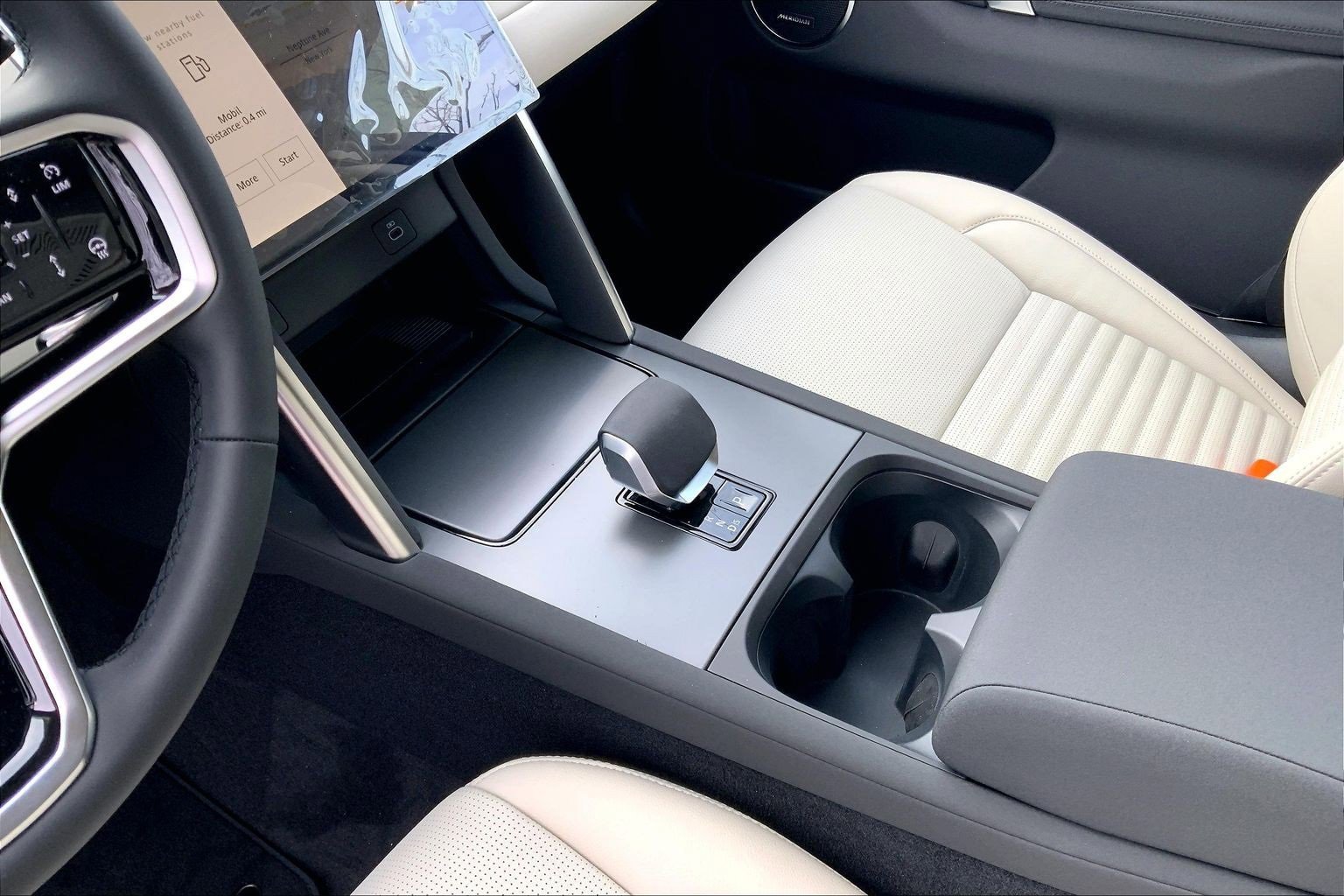 New 2025 Land Rover Discovery Sport S image 7