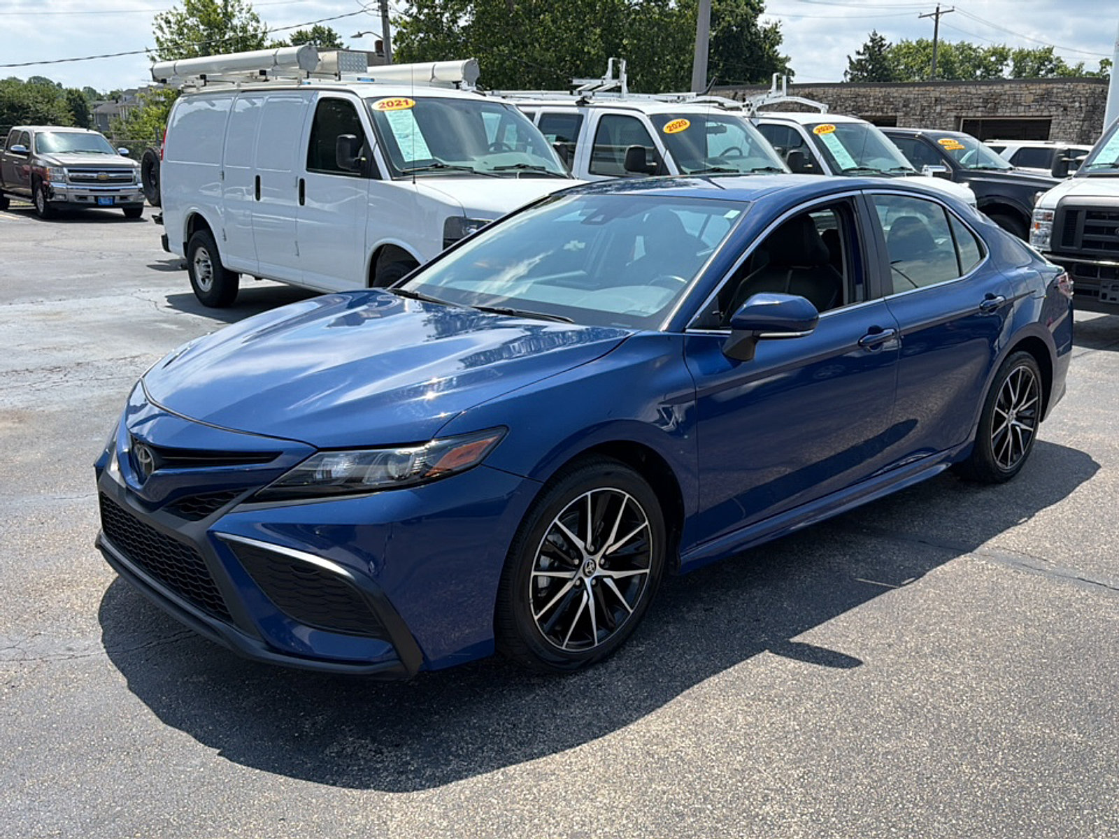 Used 2024 Toyota Camry SE FWD image 3