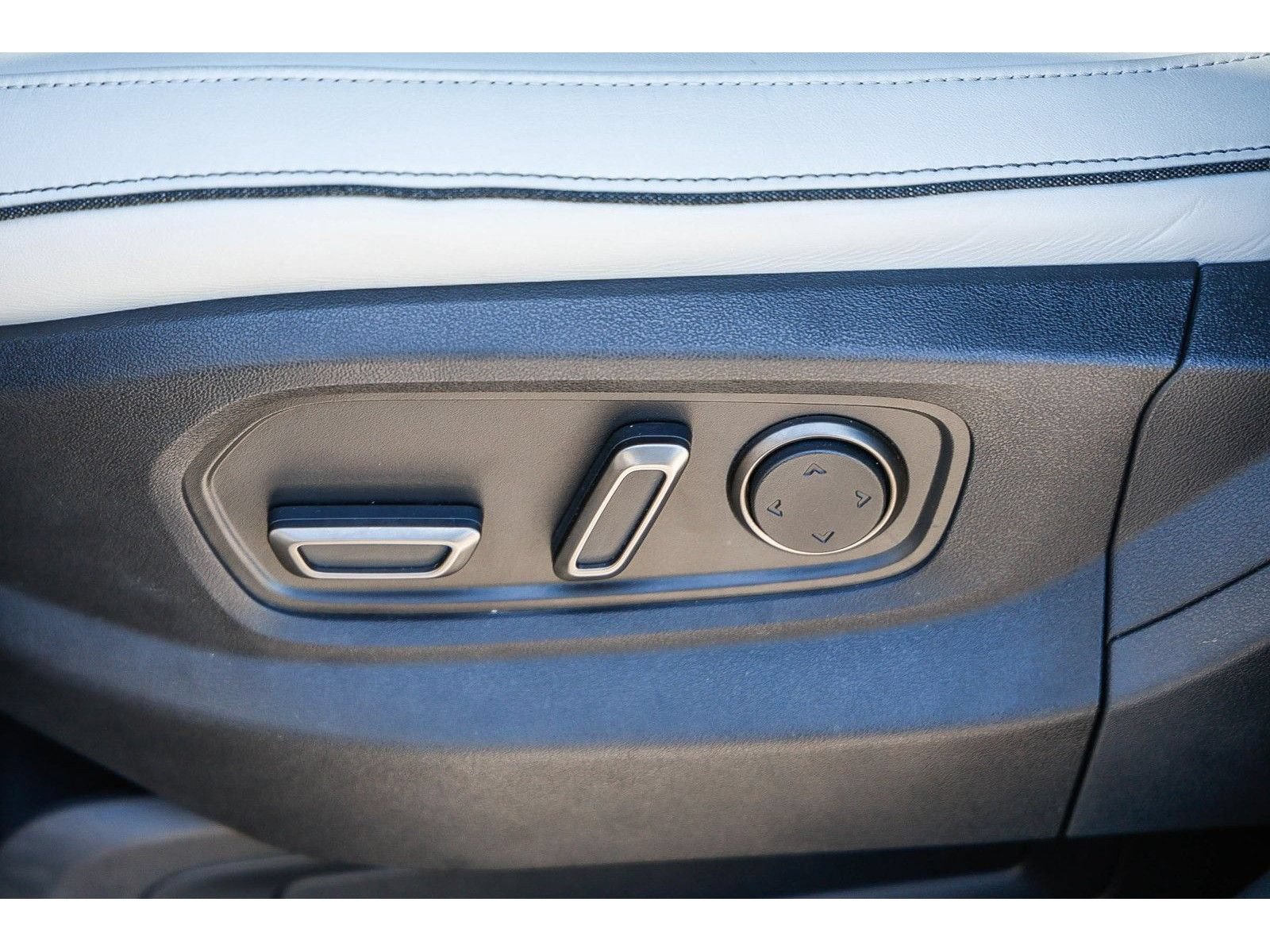 Used 2023 Rivian R1S Adventure AWD/4WD image 24