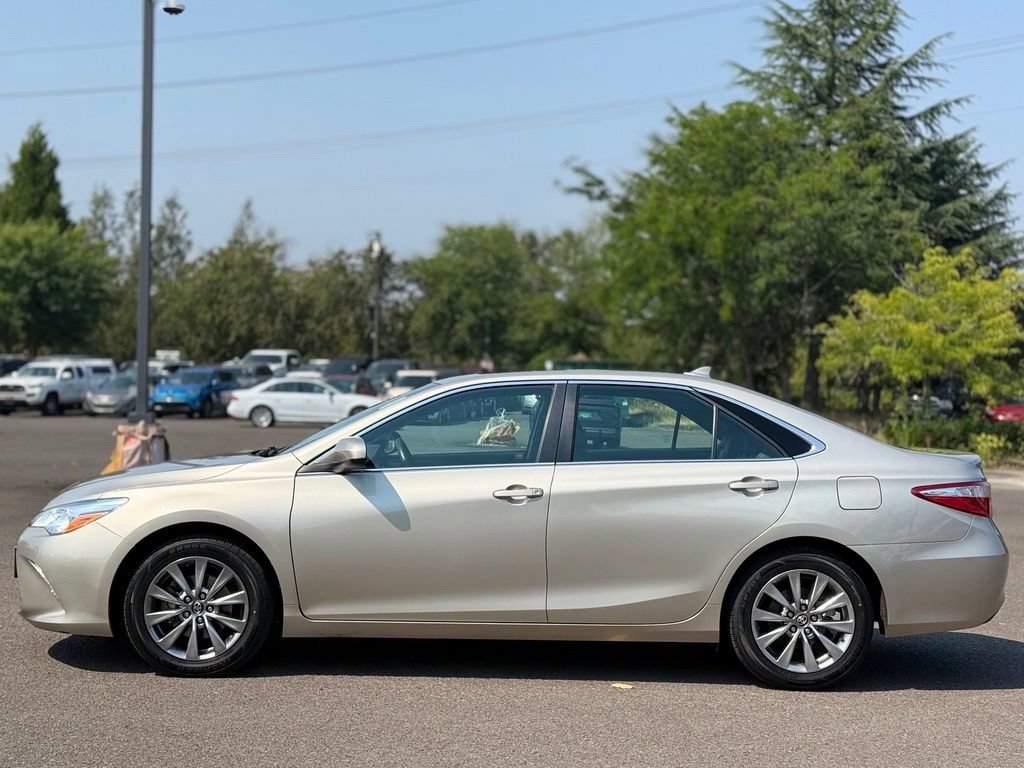 Used 2016 Toyota Camry XLE w/ Moonroof Package FWD image 2