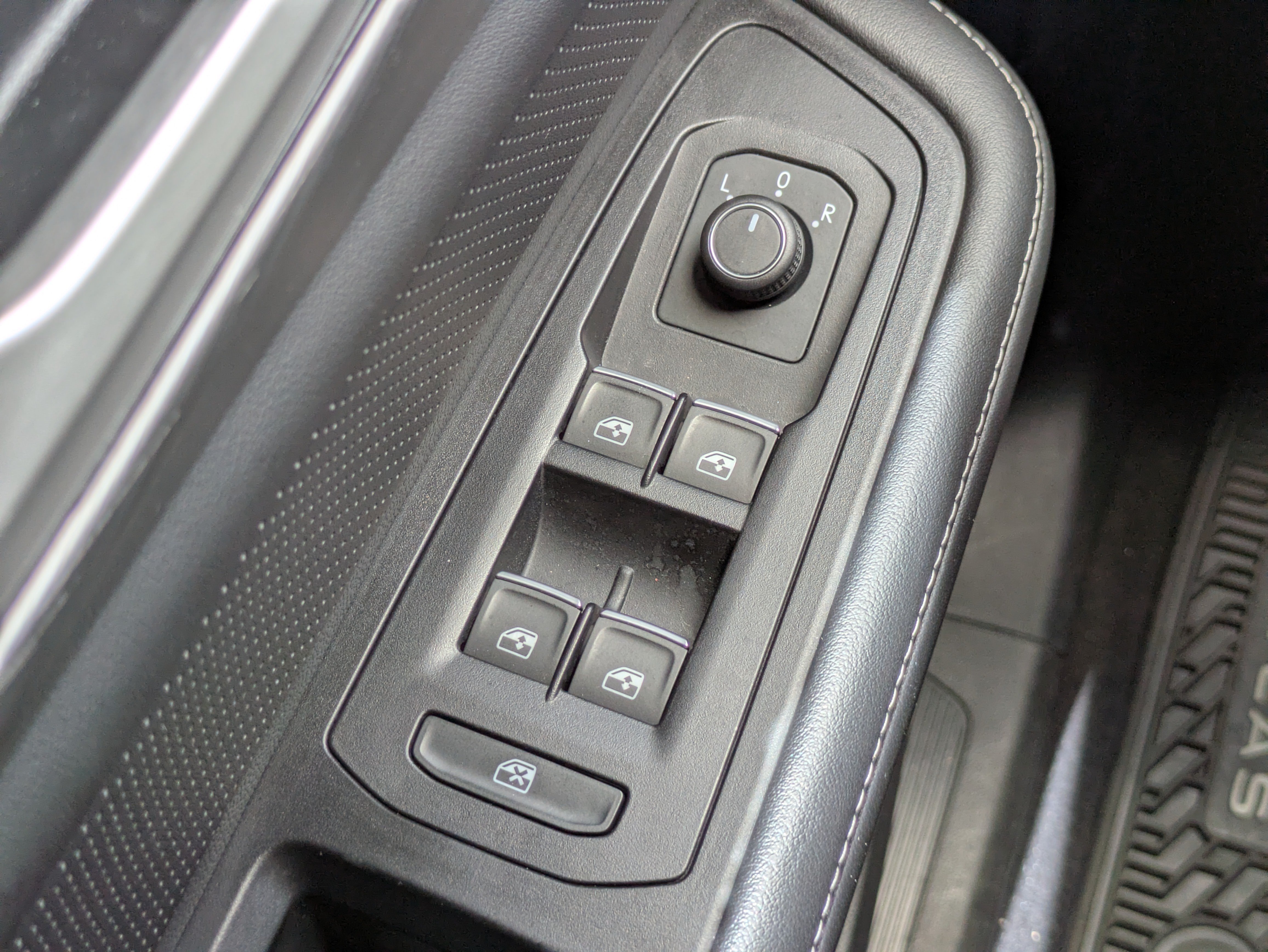 Used 2024 Volkswagen Atlas Cross Sport SE FWD image 21
