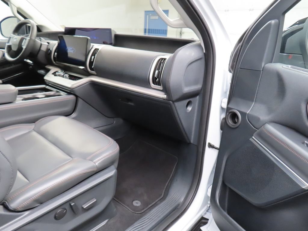 Used 2025 Ford Expedition Active AWD/4WD image 37