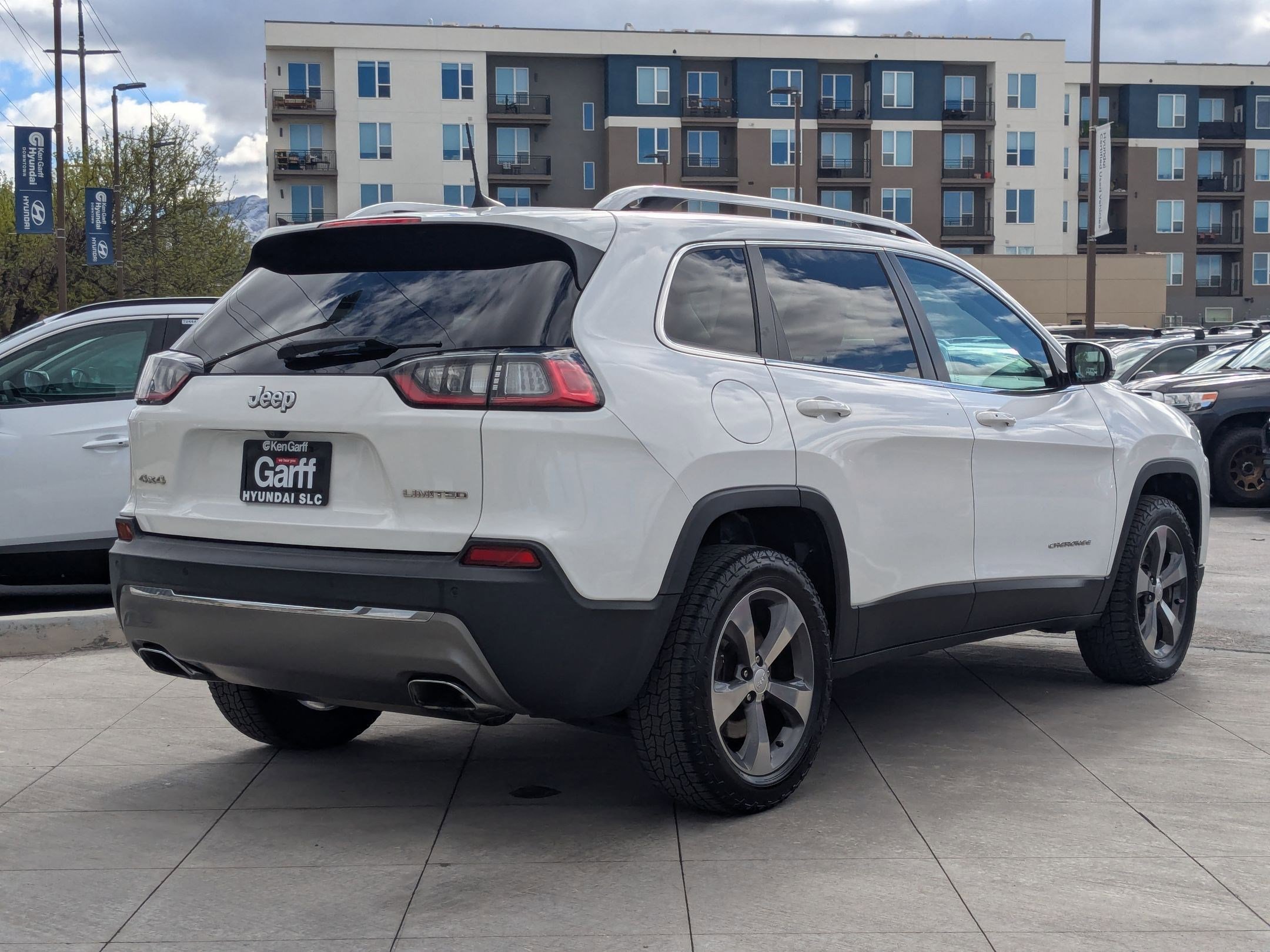 Used 2019 Jeep Cherokee Limited AWD/4WD image 3