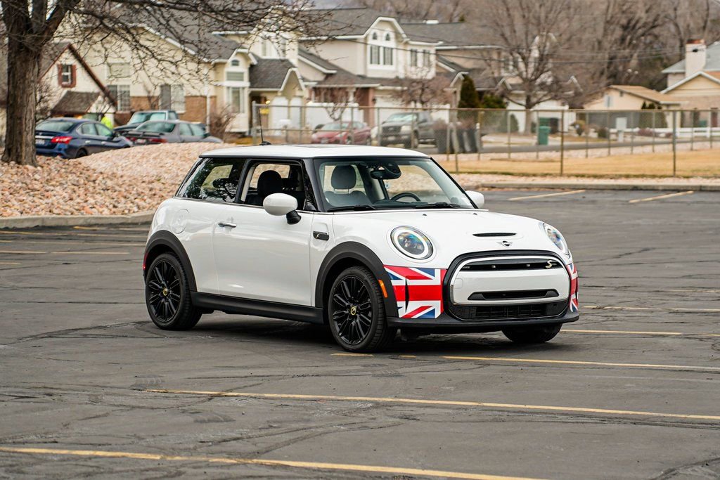 Certified 2024 MINI Cooper SE image 3