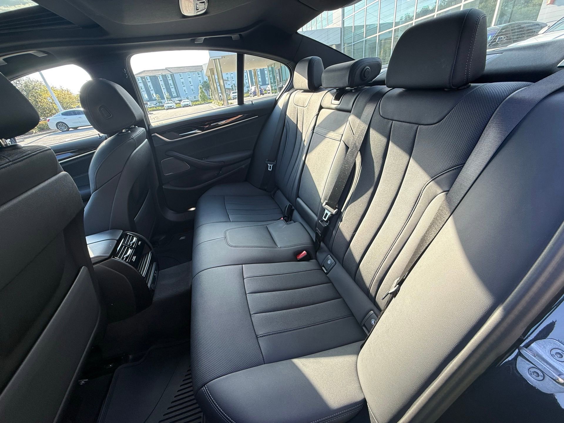 Used 2023 BMW 530e xDrive w/ Premium Package image 25