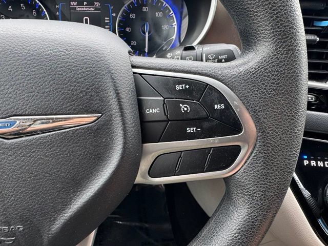 Used 2017 Chrysler Pacifica Touring FWD image 23