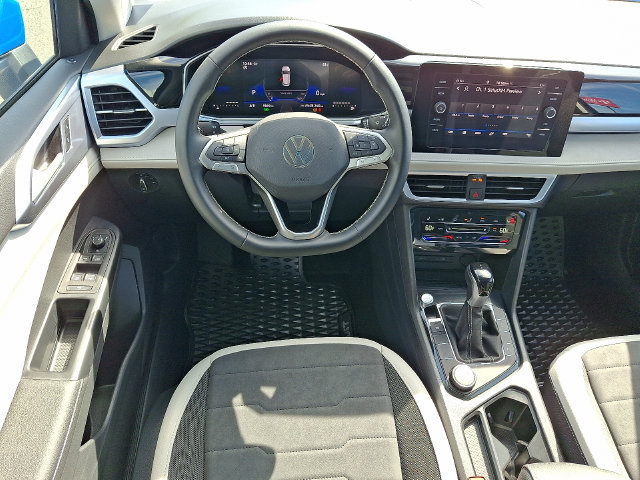 Used 2025 Volkswagen Taos SE w/ Panoramic Sunroof Package AWD/4WD image 11