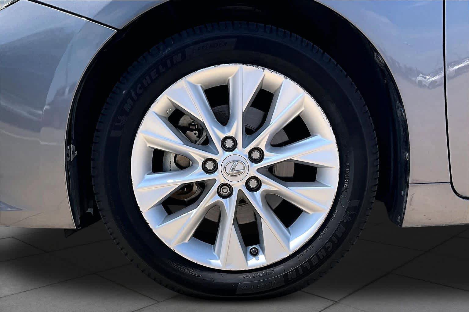 Used 2015 Lexus ES 300h w/ Navigation System Package FWD image 9