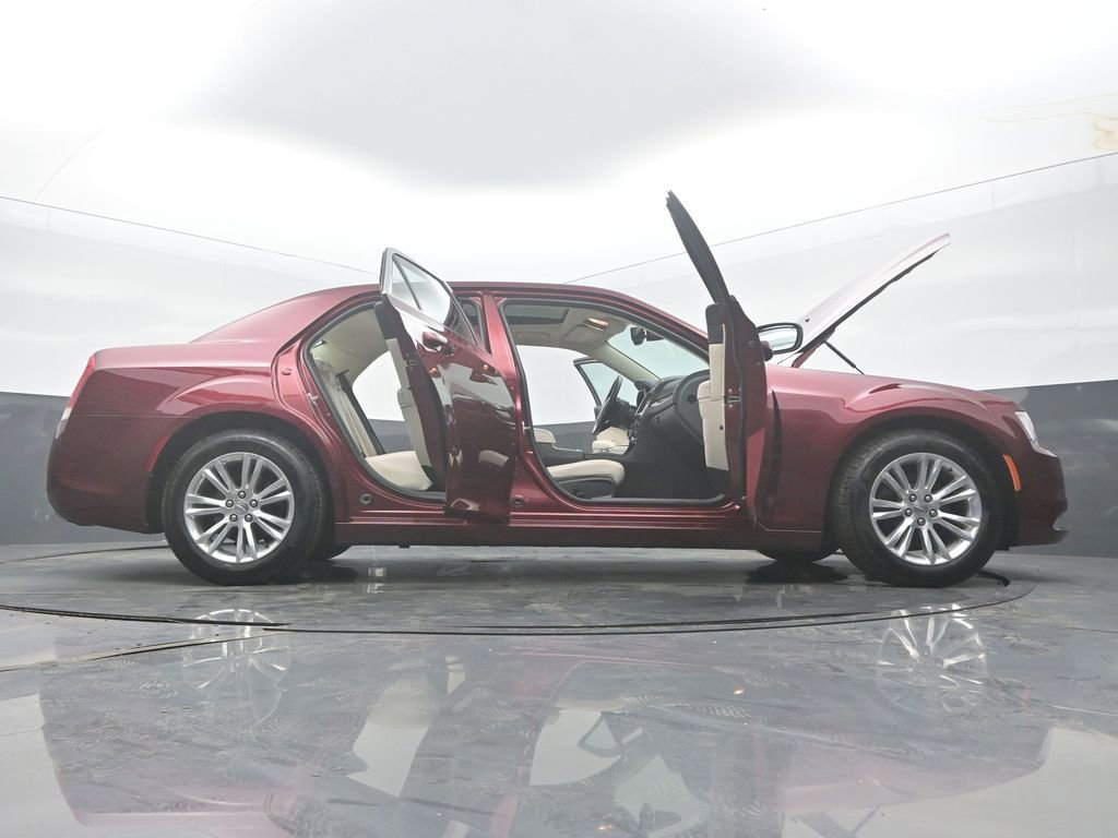 Used 2016 Chrysler 300 Limited image 59