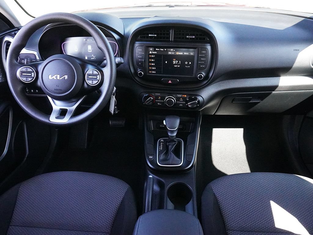 Used 2025 Kia Soul LX w/ LX Technology Package FWD image 31