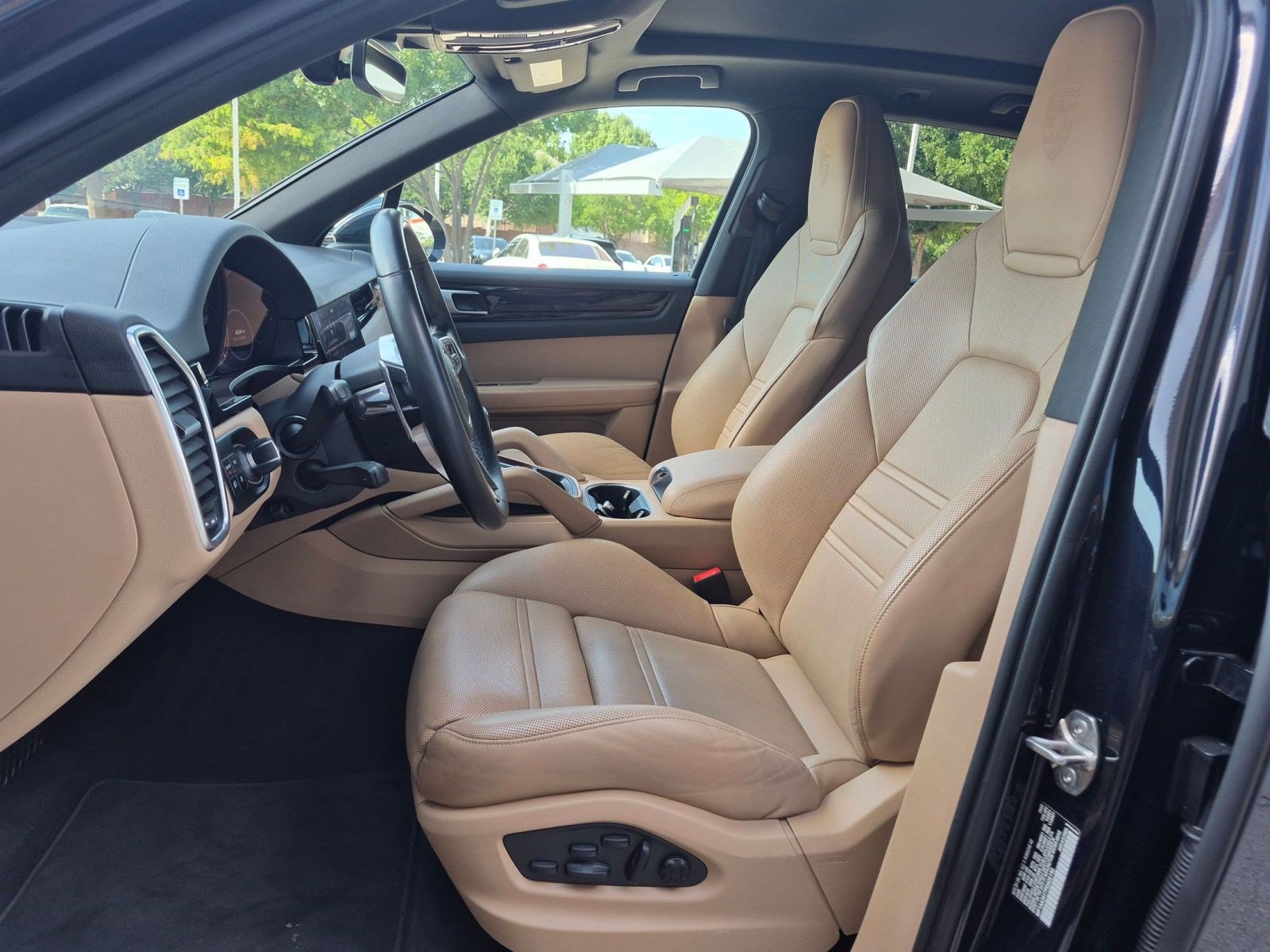 Certified 2023 Porsche Cayenne AWD/4WD image 5