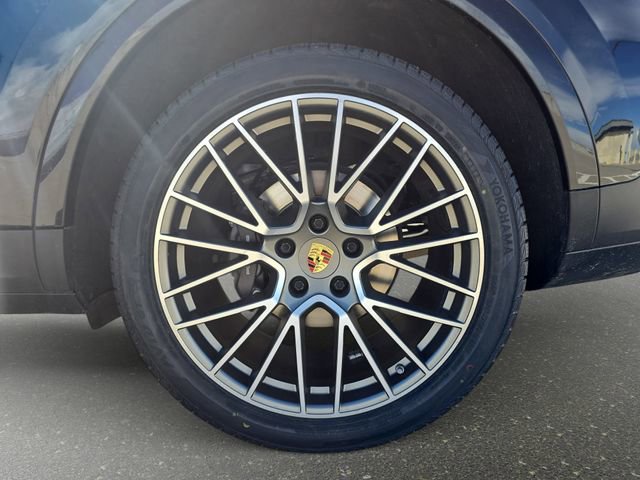 Used 2023 Porsche Cayenne Platinum Edition image 36