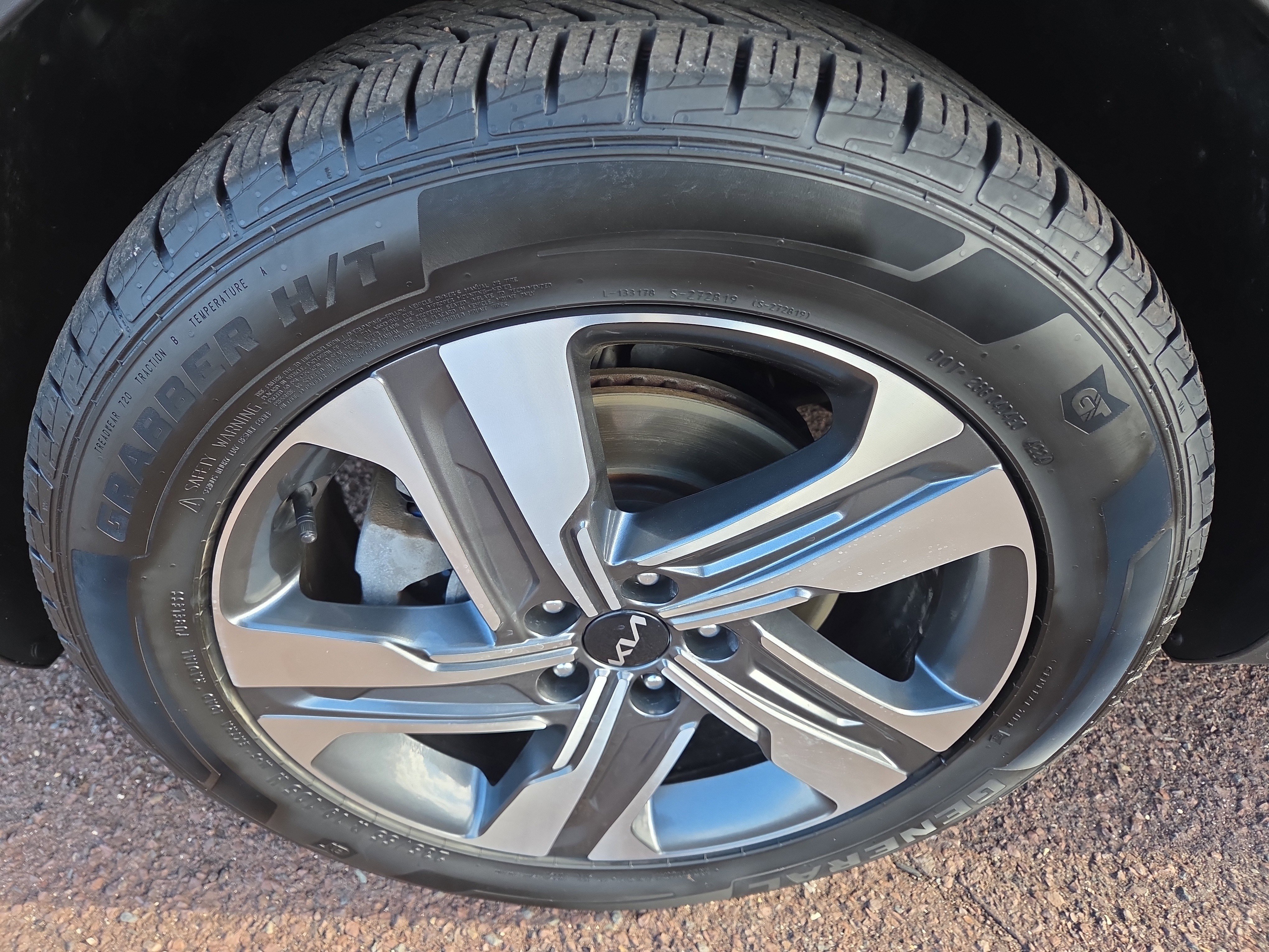 Used 2022 Kia Sorento EX w/ Panoramic Sunroof Package image 12