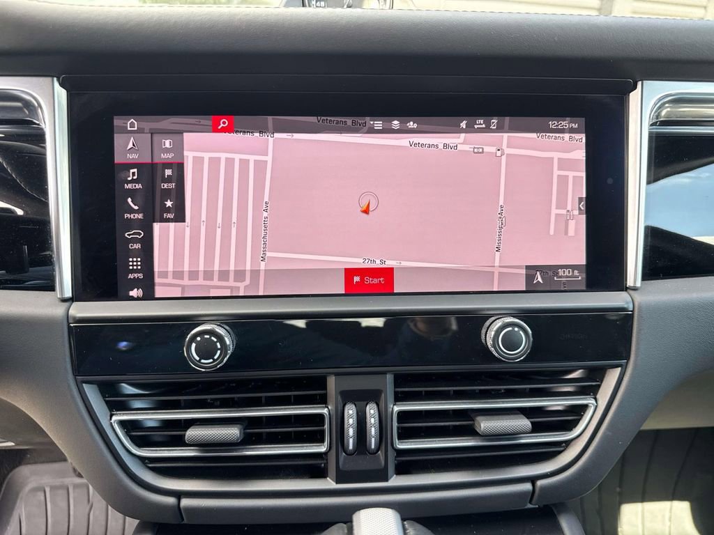 Used 2023 Porsche Macan Turbo image 24