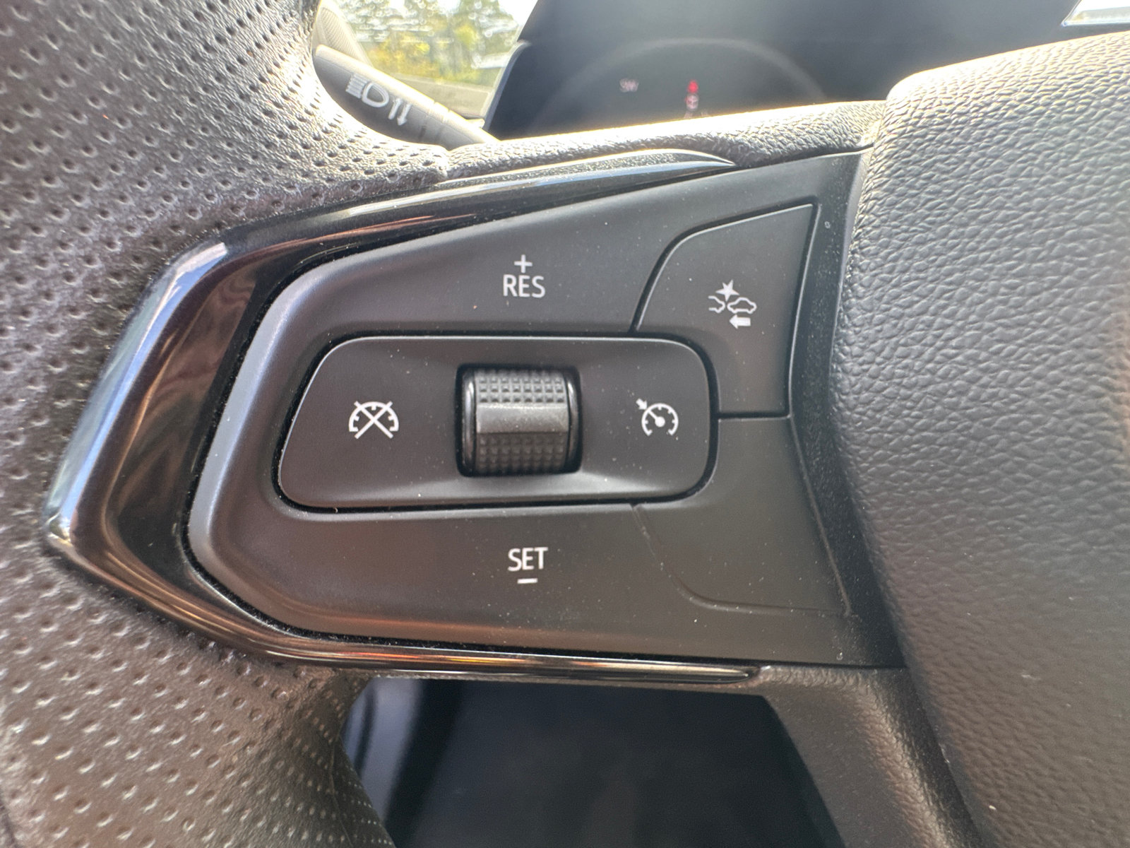 Used 2025 Chevrolet Trax LT FWD image 29
