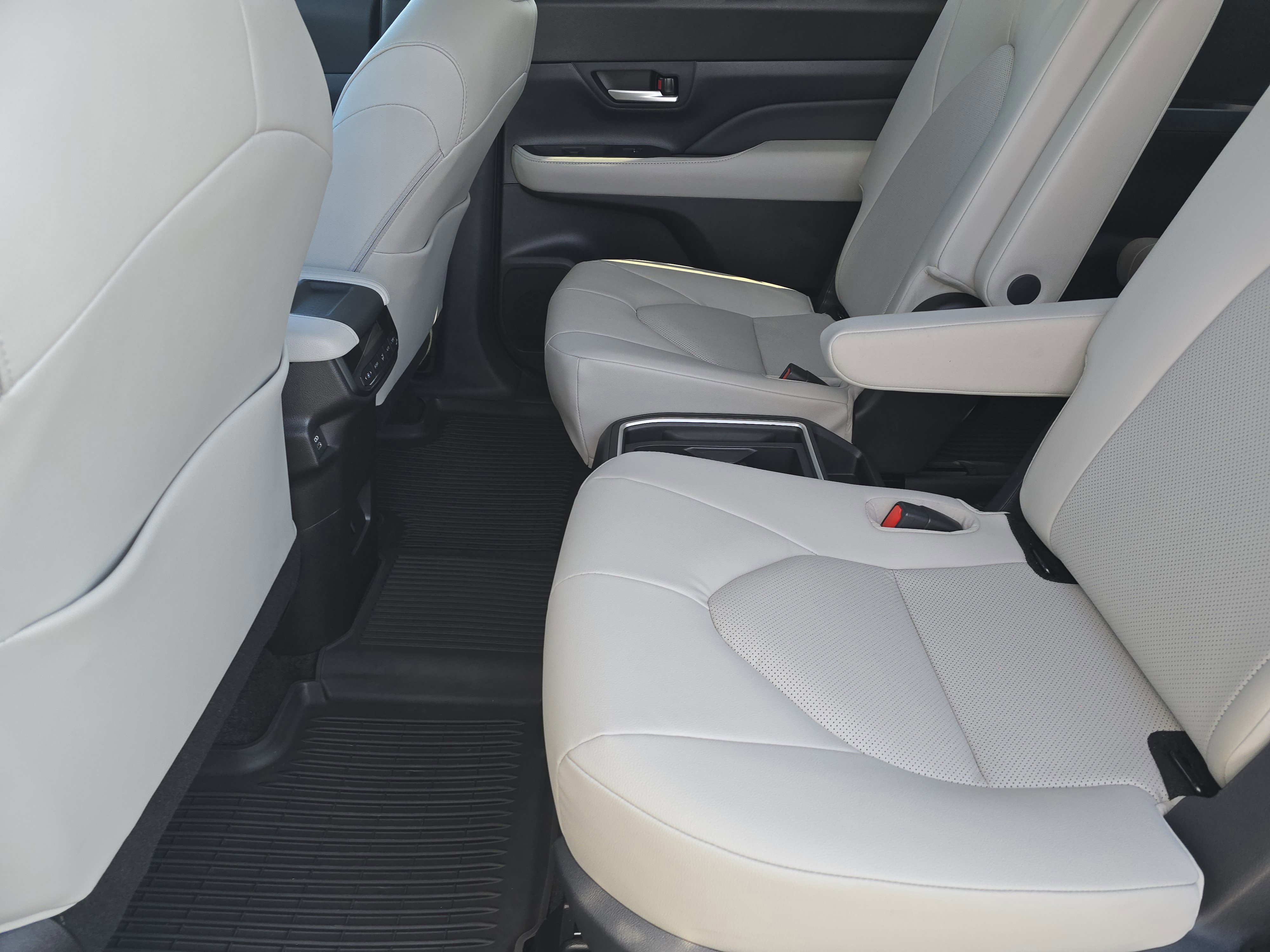 Used 2025 Toyota Grand Highlander XLE image 10