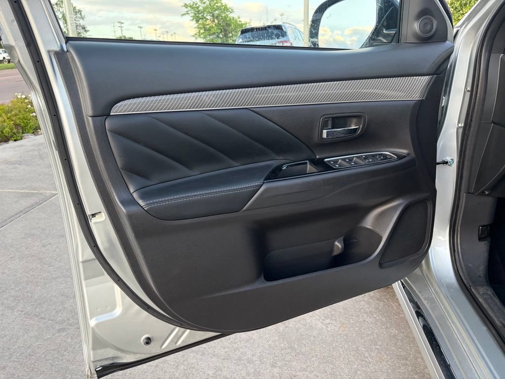 Used 2021 Mitsubishi Outlander 4WD Plug-In Hybrid image 13