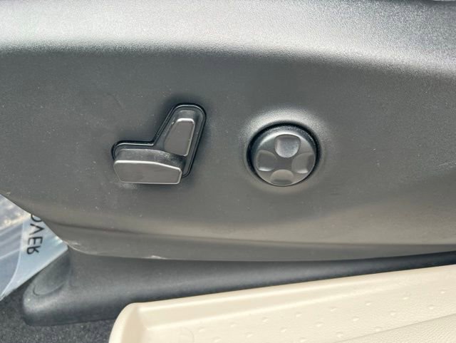 Used 2023 Chrysler Pacifica Touring-L FWD image 5