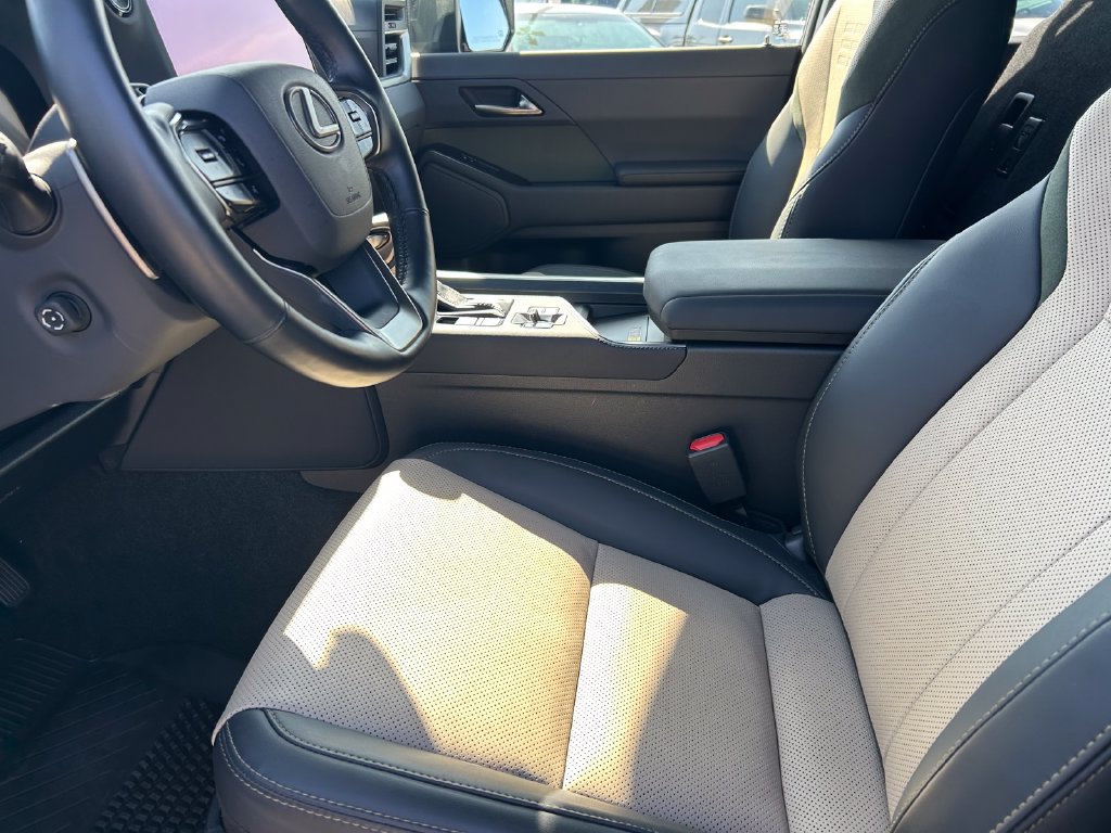 Used 2025 Lexus GX 550 w/ Accessory Package (32) AWD/4WD image 11