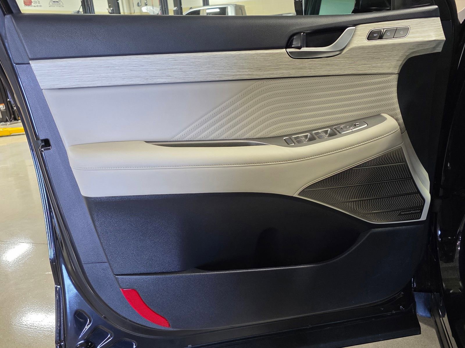 Used 2024 Hyundai Palisade Calligraphy image 21