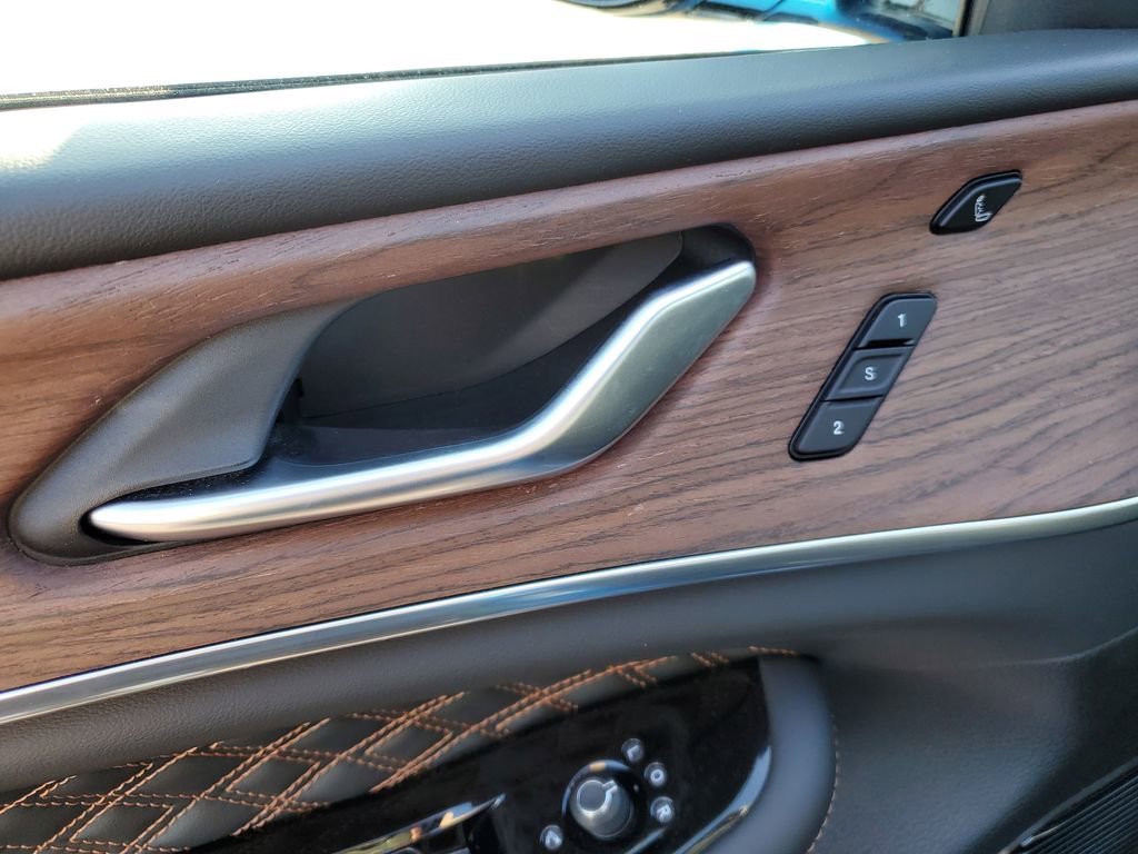 Used 2023 Jeep Grand Cherokee Summit w/ Luxury Tech Group V image 29