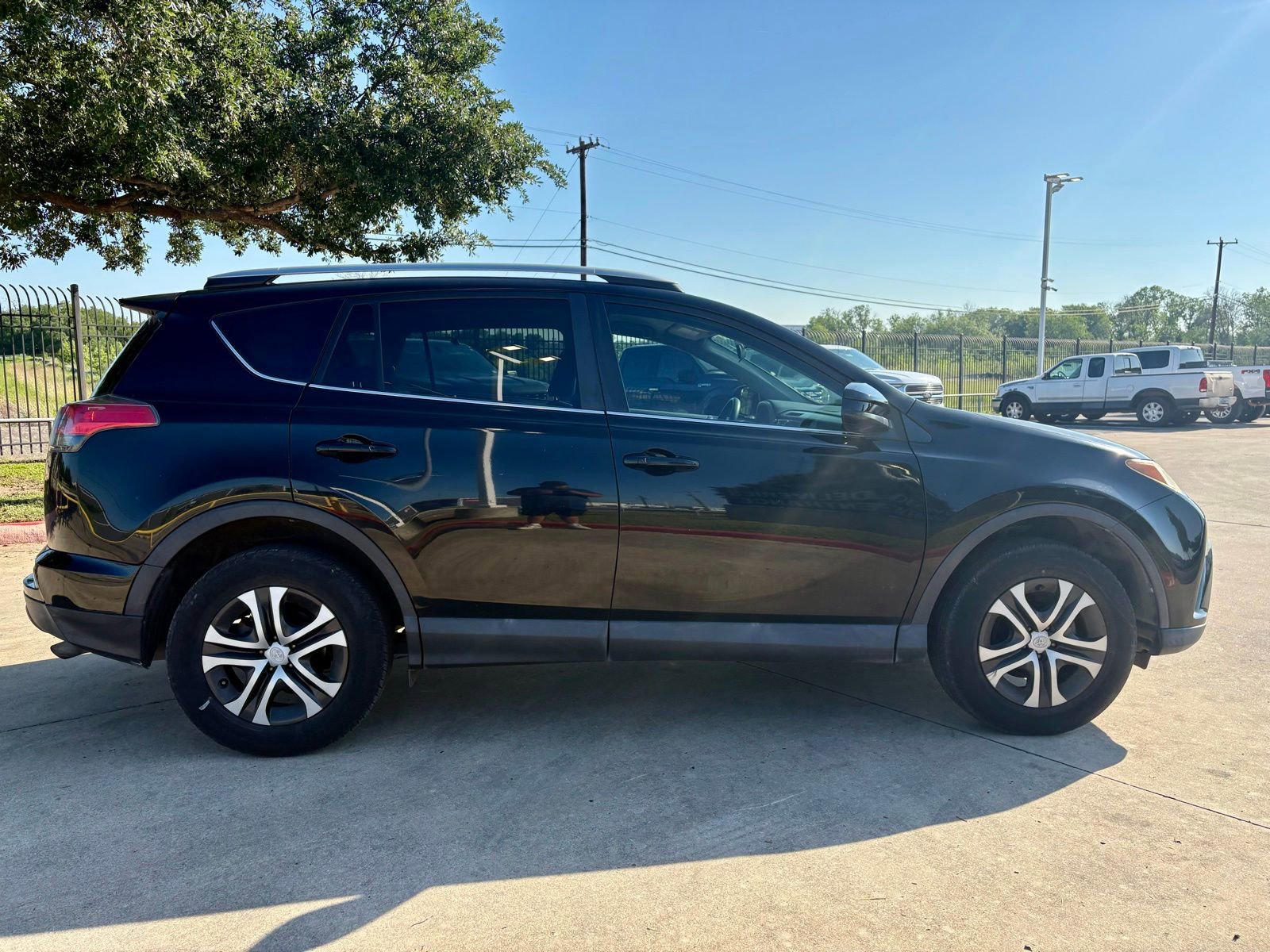 Used 2016 Toyota RAV4 LE FWD image 2