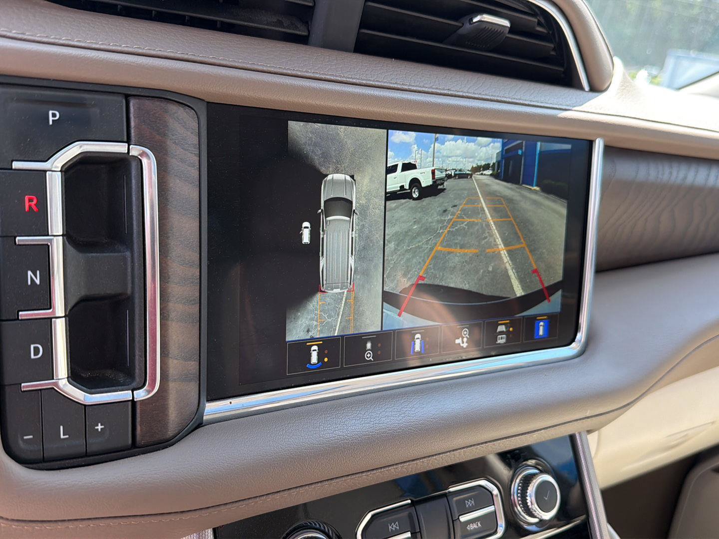 Used 2024 GMC Yukon XL Denali RWD image 28