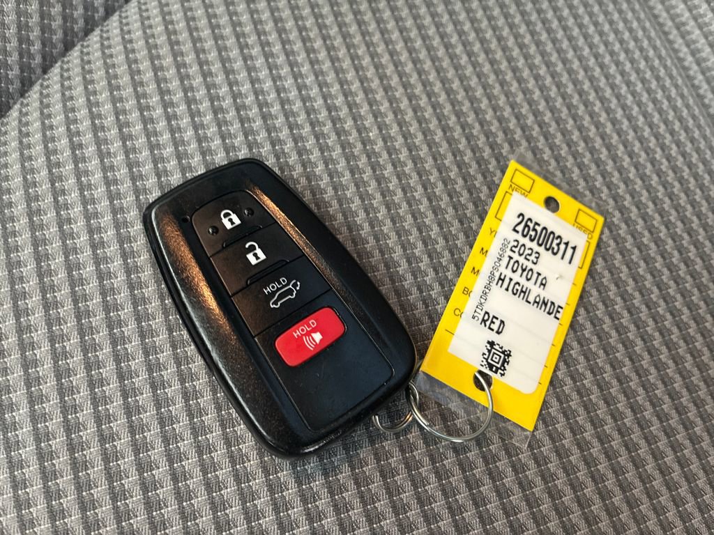 Used 2023 Toyota Highlander LE image 33