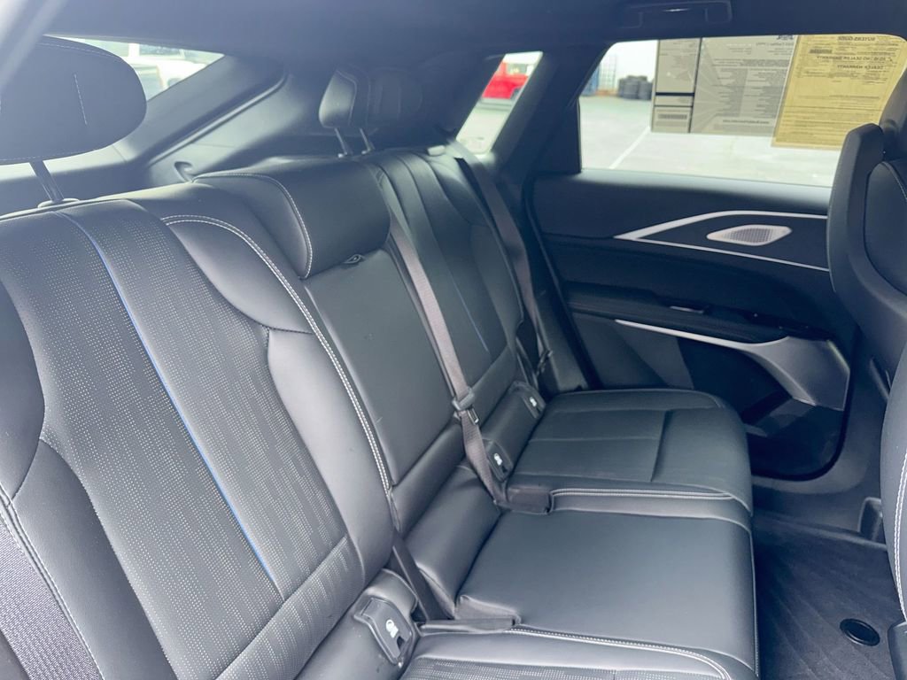 Used 2025 Cadillac Lyriq Sport AWD/4WD image 29