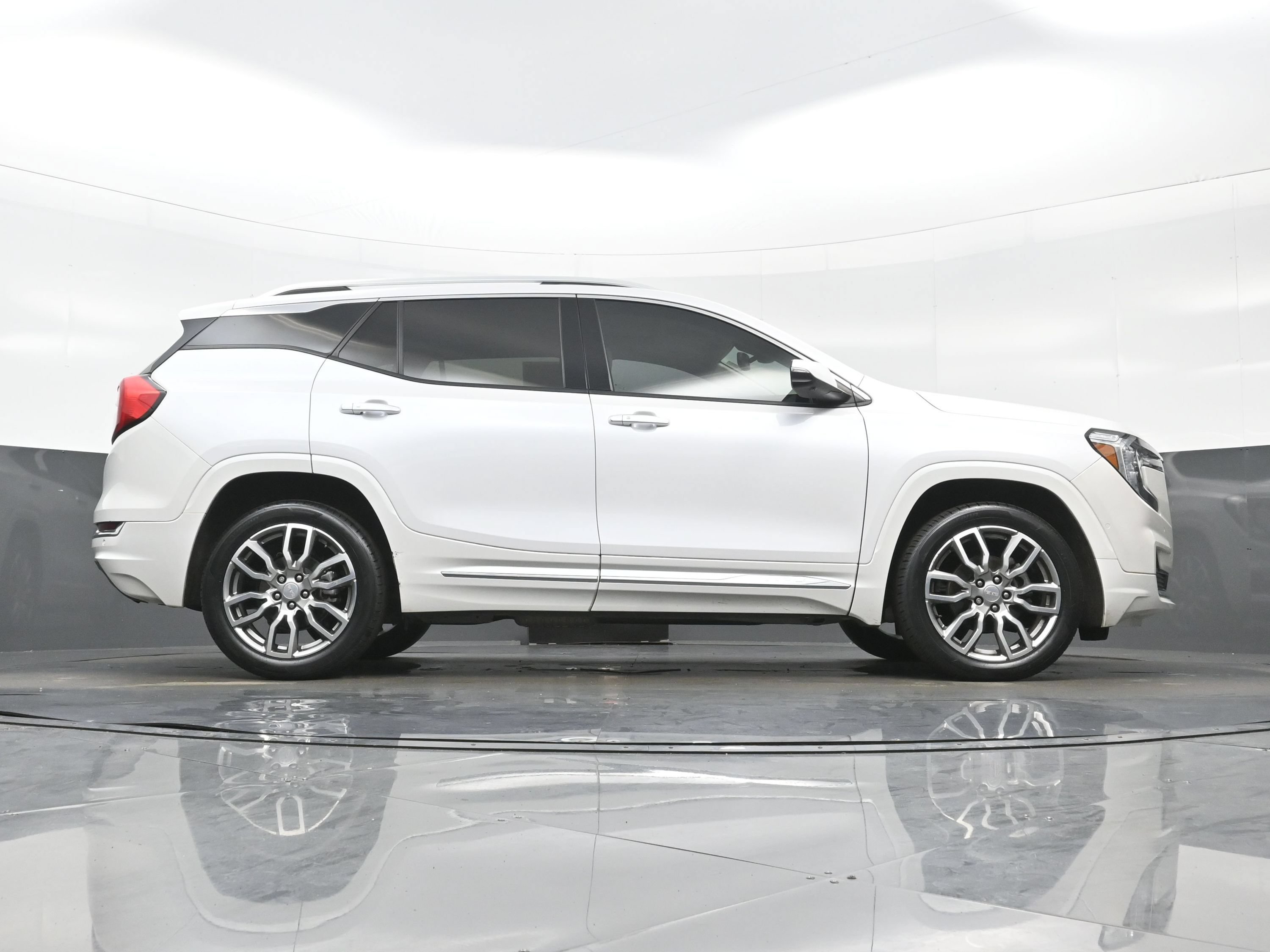 Used 2023 GMC Terrain Denali w/ Denali Premium Package AWD/4WD image 35