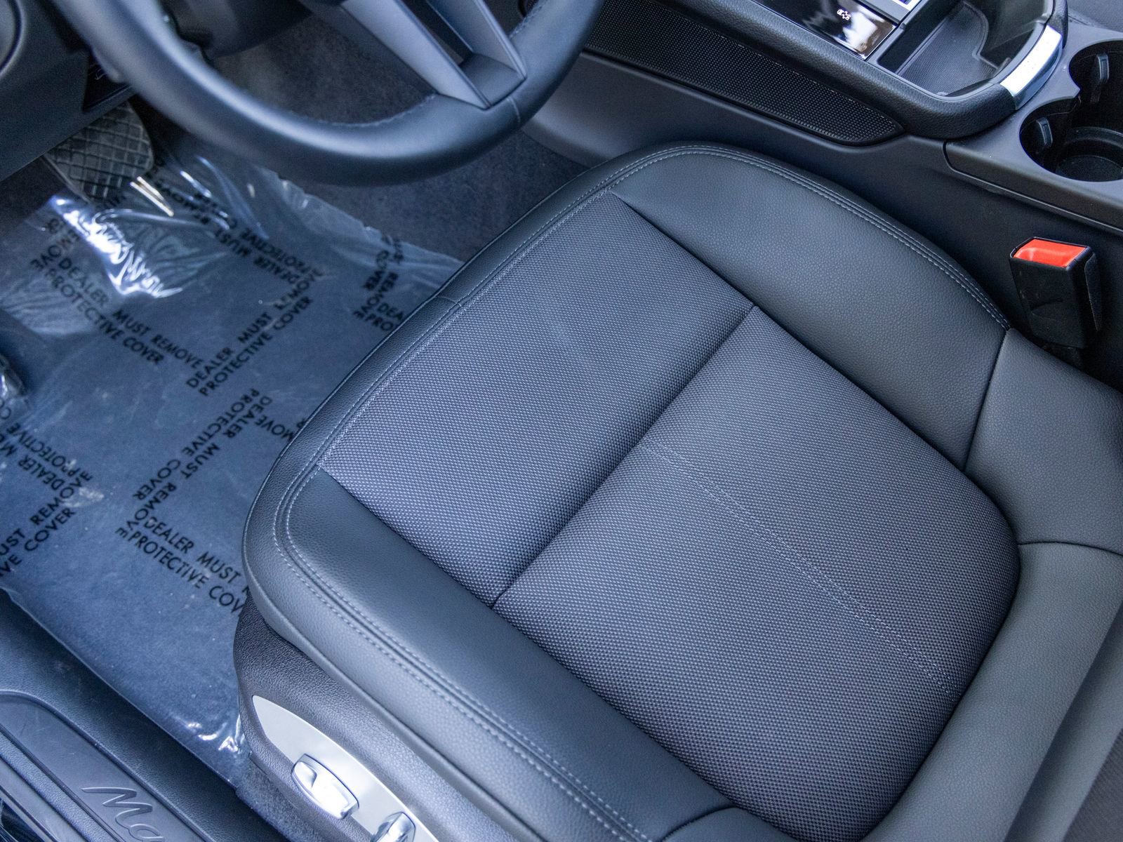 Certified 2025 Porsche Macan AWD/4WD image 30