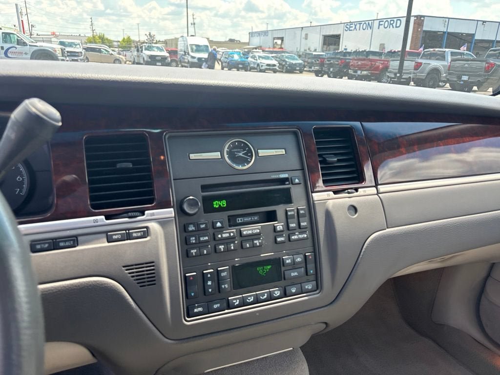 Used 2006 Lincoln Town Car Signature Limited RWD image 14