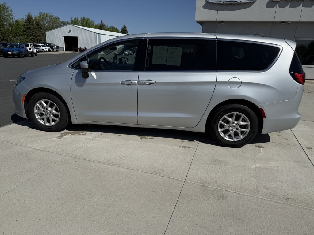 Used 2023 Chrysler Voyager LX FWD image 5